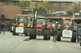 Стачка фермеров: сотни тракторов заблокировали центр Парижа
