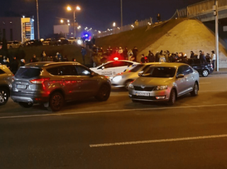 В Киеве автомобиль на скорости пробил ограждение и упал с моста