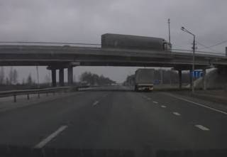 Обрушение моста в России попало на видео