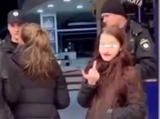 Девушки-подростки устроили дебош в торговом центре Киева