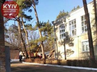 В Киеве на территории школы прогремел разрушительный взрыв