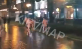 В Киеве по Крещатику бегали абсолютно голые парни