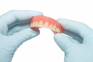 Съемные зубные протезы: виды, когда их используют