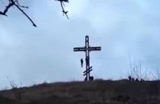 В суровом российском городе мужчину повесили на кресте