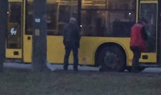 В Киеве водитель и кондуктор справили малую нужду прямо на свой автобус