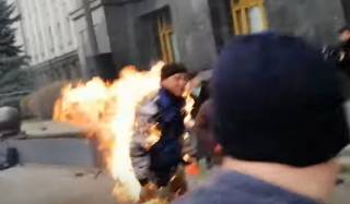 Появилось видео, как мужчина попытался сжечь себя под офисом Зеленского