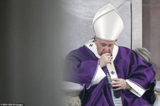 На фоне распространения коронавируса по Италии Папа Римский занемог после общения с прихожанами