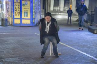 В Киеве неадекват бросался на людей с отверткой (18+)