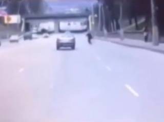 Появилось видео, как в родном городе Зеленского парень бросился под авто
