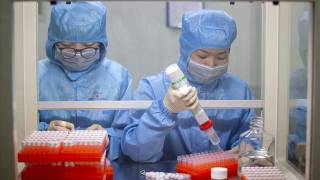 Люди продолжают умирать от коронавируса: данные по Китаю и всему миру
