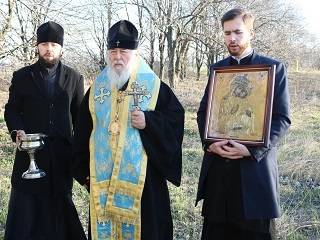 Вокруг Днепра митрополит Ириней совершил крестный ход с иконой Богородицы «Споручница грешных»