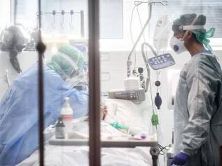 В Италии слегка снизилась смертность от коронавируса, но вновь растет число случаев заражения