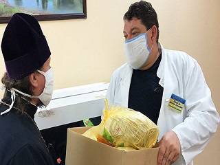 В Изюме монахини УПЦ пошили маски для больницы