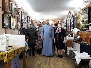В Киеве верующие УПЦ шьют защитные костюмы для врачей, которые лечат больных коронавирусом