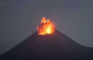 В Индонезии эпично извергался вулкан Кракатау