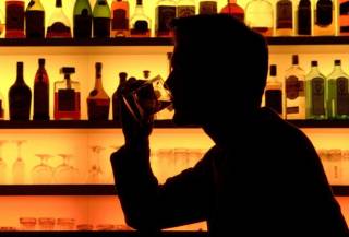 Медики призвали не «запивать» коронавирус алкоголем