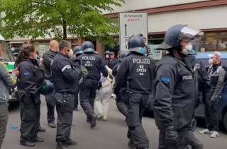 Митинг «против коронавируса» в Берлине жестко разогнала полиция