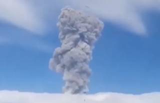 Очевидцы сняли эпичное извержение вулкана в России