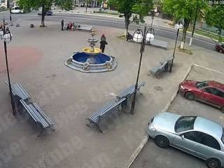 Появилось видео, как под Киевом женщина с ребенком эпично навернулись с фонтана