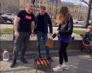 Карантин – не помеха: жители Питера пожарили шашлыки прямо на Сенной площади