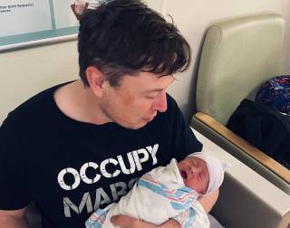 Соцсети высмеяли странное имя новорожденного сына Илона Маска