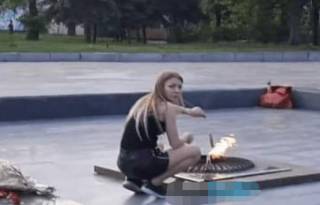 Под Киевом две девушки решили пожарить сосиски на Вечном огне