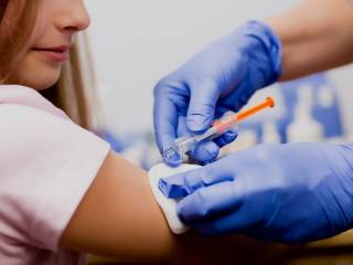 Прививка от гриппа повышает шансы заболеть коронавирусом, – результаты исследования