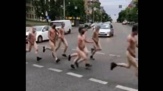 В центре Киева бегали голые мужчины в масках