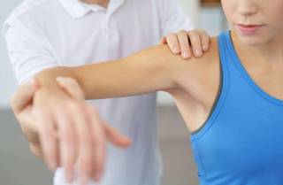 Хрустит плечевой суставы — когда стоит волноваться?