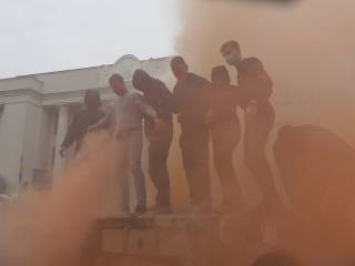 У стен Верховной Рады протестующие сожгли милицейский «бобик», привезенный из России
