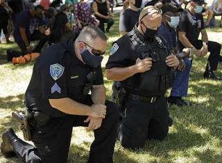 Полиция и военные США сдают позиции под давлением протестующих