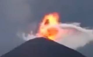 В Эквадоре эпично извергался вулкан – пеплом засыпало города