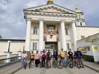 Священник и верующие УПЦ преодолели 430 км за сутки на велосипедах из Почаева в Киев