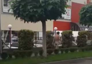 В Ужгороде голый мужчина гулял под дождем
