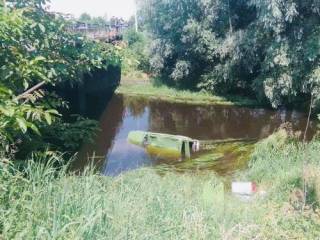 На Львовщине неуправляемый автомобиль сбил велосипедиста и упал с моста в реку