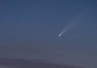 Фотограф показал впечатляющие снимки кометы над Запорожьем