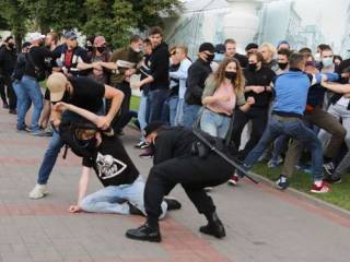 В Минске протестующие «змагары» эпично подрались с милицией