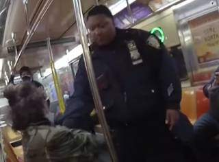 Появилось видео, как темнокожий полицейский избил белого бомжа в метро Нью-Йорка