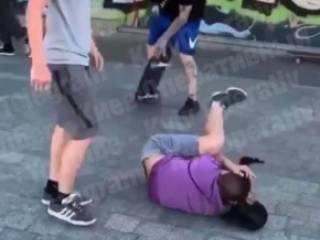 В Киеве скейтеры сурово наказали приставучего выпивоху