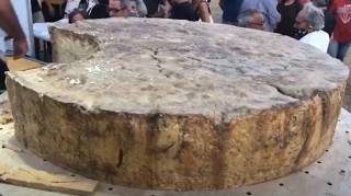 Итальянцы создали… 600-килограммовую головку сыра