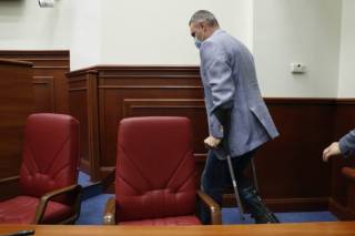 Кличко пришел в Киевсовет на костыле и пообещал «накостылять» им нерадивым чиновникам