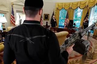 В Чечне сняли ролик, в котором Кадыров врывается в Овальный кабинет с двумя пулеметами наперевес