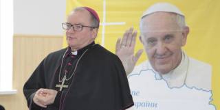 В Запорожье католический епископ устроил циничный пиар на смерти девушки