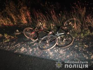На Закарпатье водитель грузовика сбил несовершеннолетних велосипедисток и сбежал