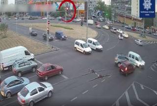 На одном из киевских перекрестков сразу семь машин проскочили на красный свет. Восьмой не повезло