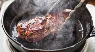 Ученые объяснили, почему не стоит есть жареное красное мясо