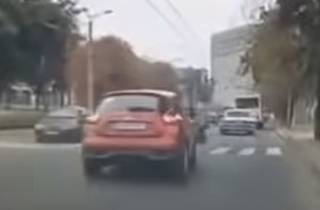 Опубликовано видео того, как автомобиль насмерть сбил женщину на пешеходном переходе в Кpопивницком