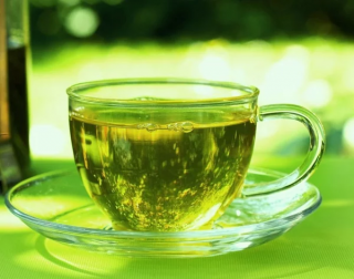 Пить по две-три чашки в день: диетолог заявил, что зеленый чай продлевает молодость