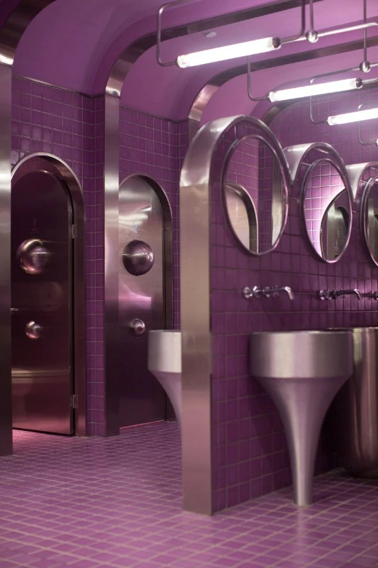 Огромный общественный туалет в Китае, вдохновленный гравитацией черных дыр