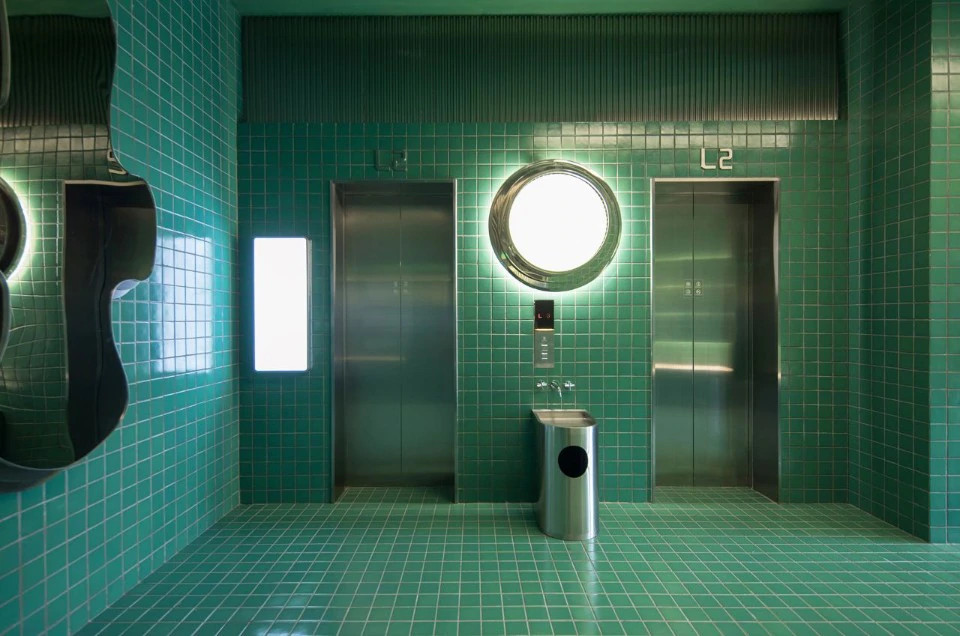 Огромный общественный туалет в Китае, вдохновленный гравитацией черных дыр